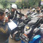 Pemeriksaan kelengkapan surat kendaraan Anggota TNI.