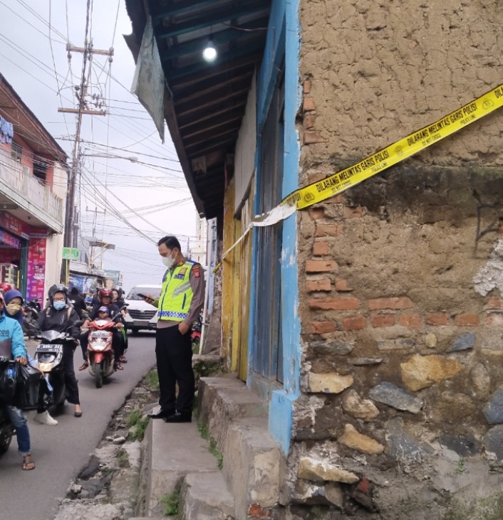 Foto Kanit Lantas Saat Pimpin Razia Kewarung Obat di Jalan Dewi Sartika